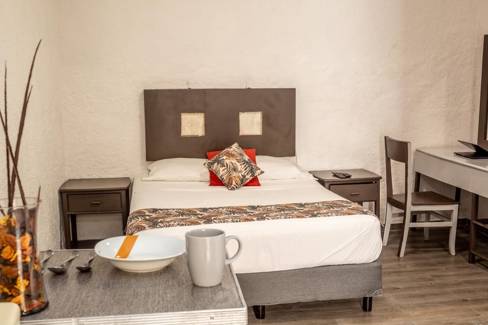 Bed, Dining area, Bedroom