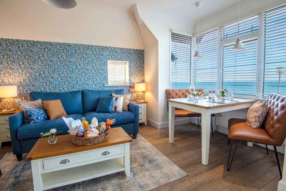 Living room, Food and drinks, Seating area, Dining area, Food