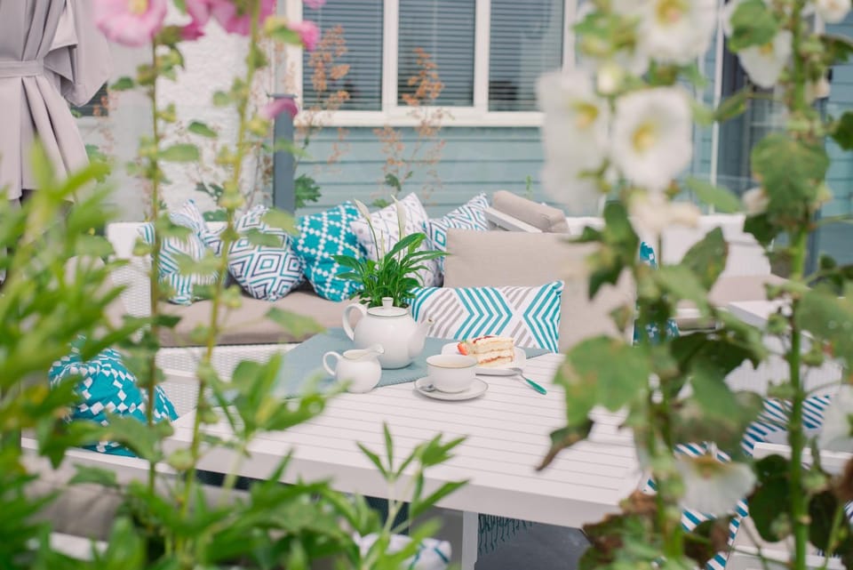 Patio, Spring, Day, Garden, Seating area, Dining area, Garden view