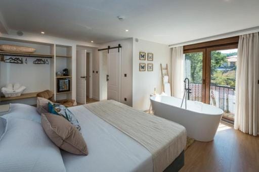Bed, Natural landscape, Hot Tub, Photo of the whole room, Bedroom, towels