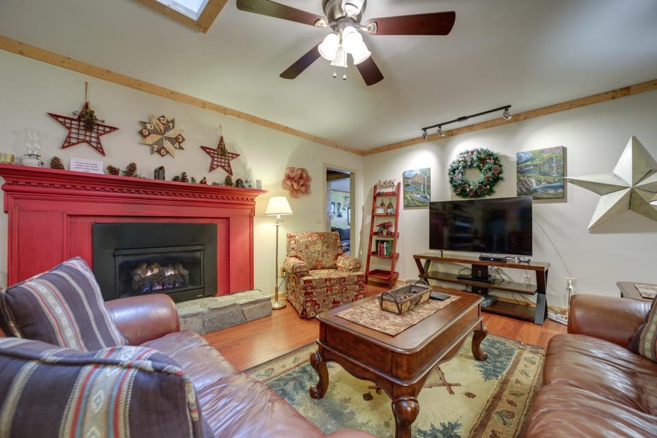 Campbell Retreat in Maggie Valley with Deck! House in Maggie Valley