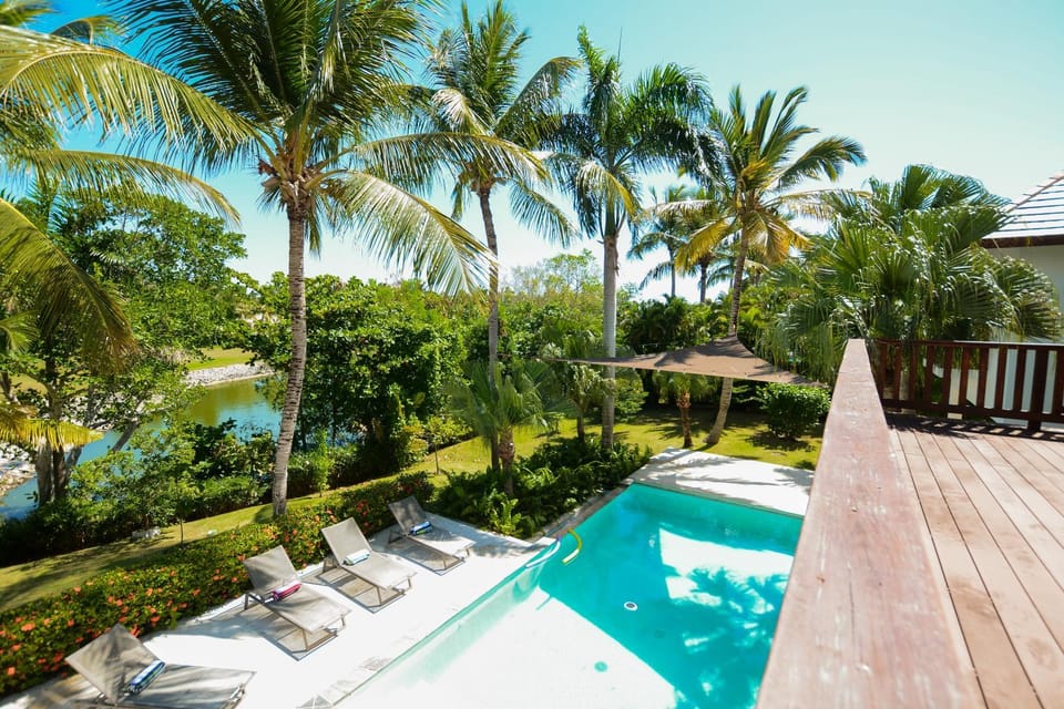 Garden view, Lake view, Swimming pool, sunbed