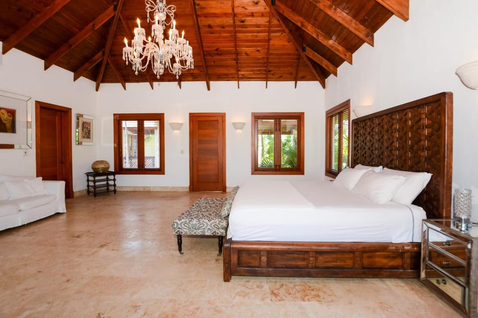 Bed, Seating area, Bedroom