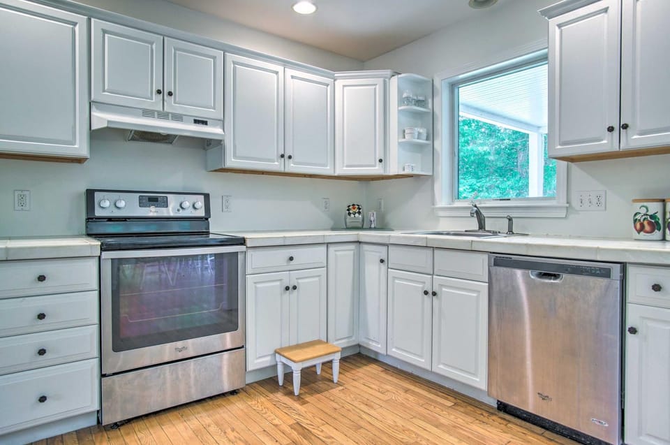 Marion Home w/ Private Deck < 1 Mi From Beach House in Mattapoisett