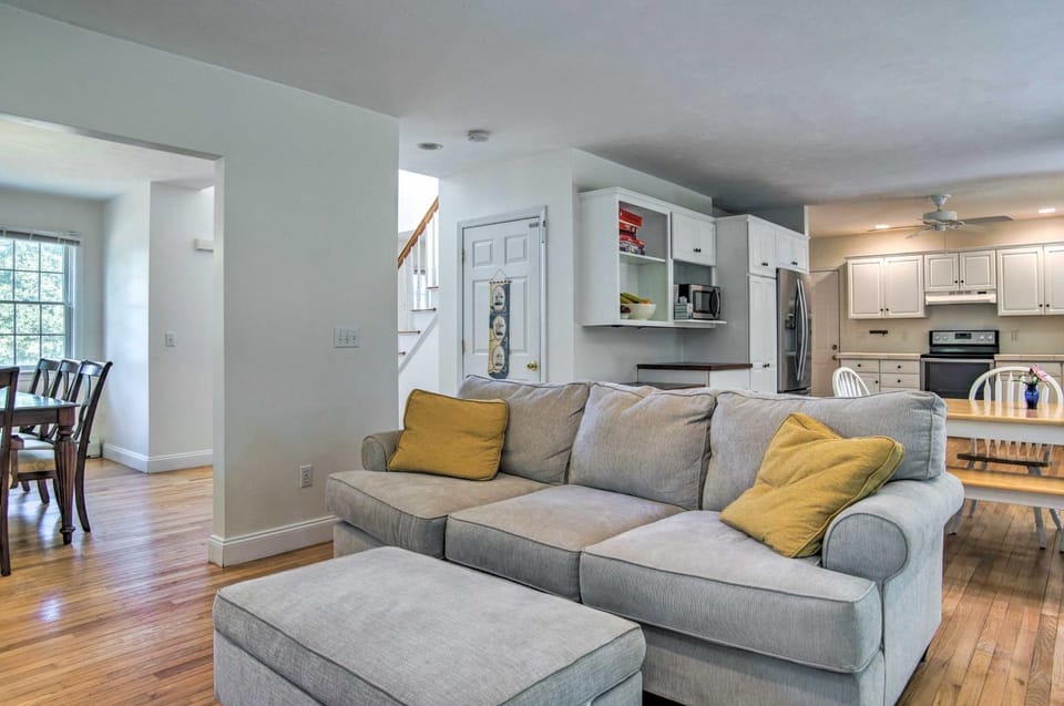 Marion Home w/ Private Deck < 1 Mi From Beach House in Mattapoisett