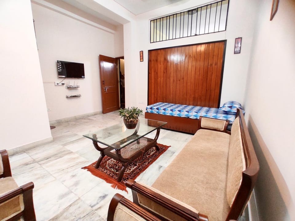 Communal lounge/ TV room, Bed, TV and multimedia, Living room, Seating area, Evening entertainment