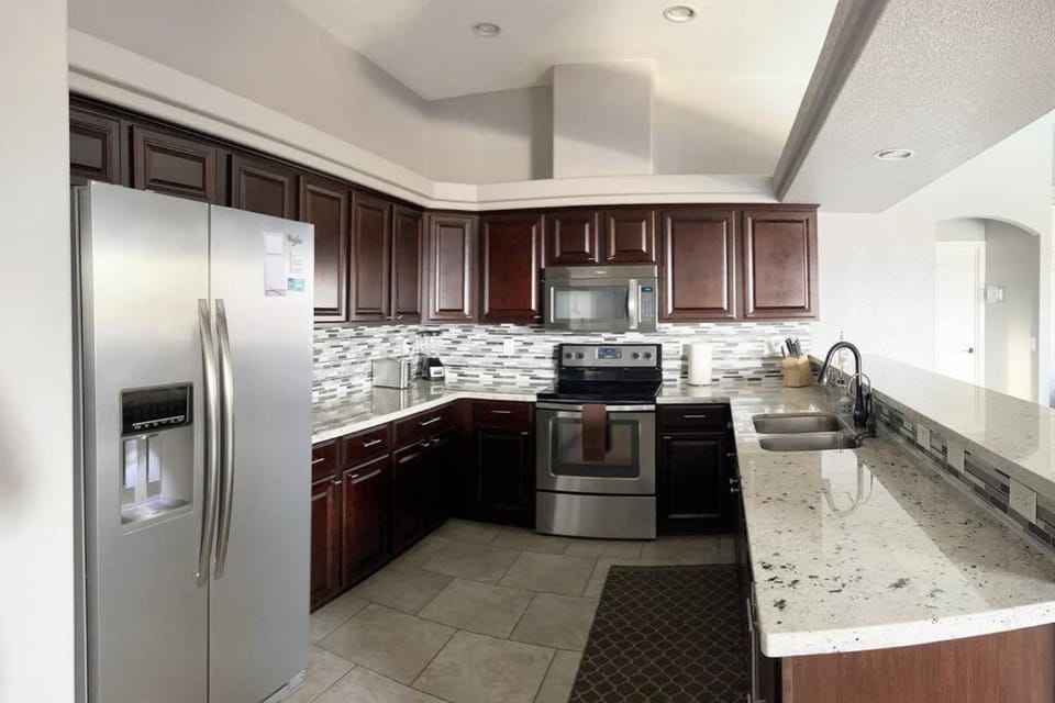 Havasu Retreat! Pool, Spa, Gym & View House in Lake Havasu City