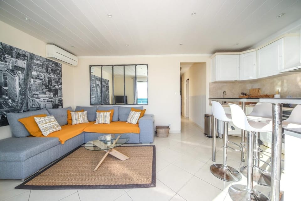 Nearby landmark, TV and multimedia, Kitchen or kitchenette, Living room, Dining area, Landmark view, Sea view, internet, air conditioner