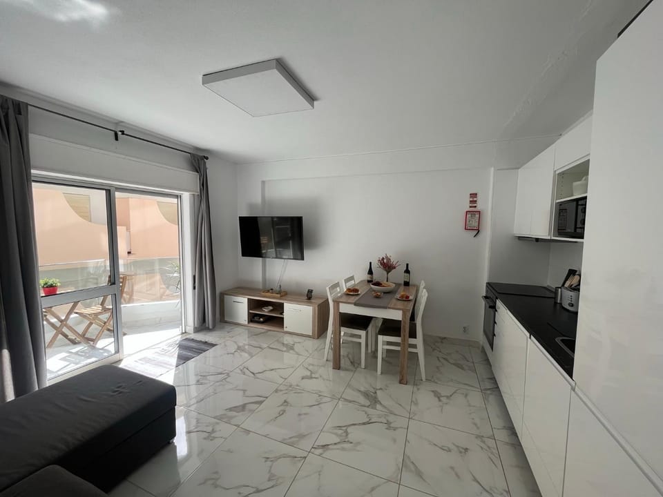 Communal lounge/ TV room, TV and multimedia, Kitchen or kitchenette, Dining area