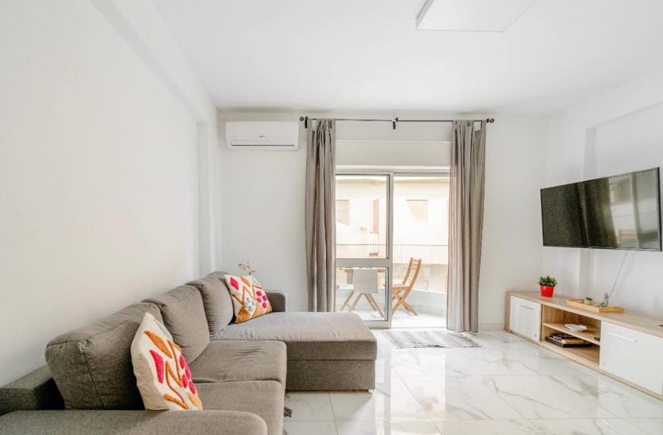 Communal lounge/ TV room, TV and multimedia, Living room, air conditioner