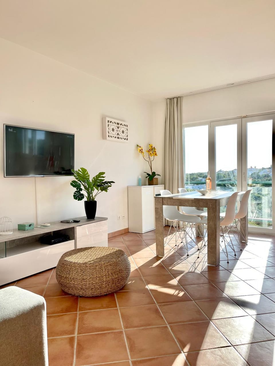 TV and multimedia, Dining area