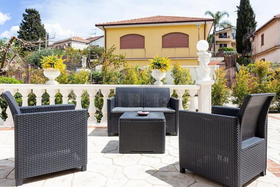 Property building, Patio, Day, Garden, Seating area, Garden view