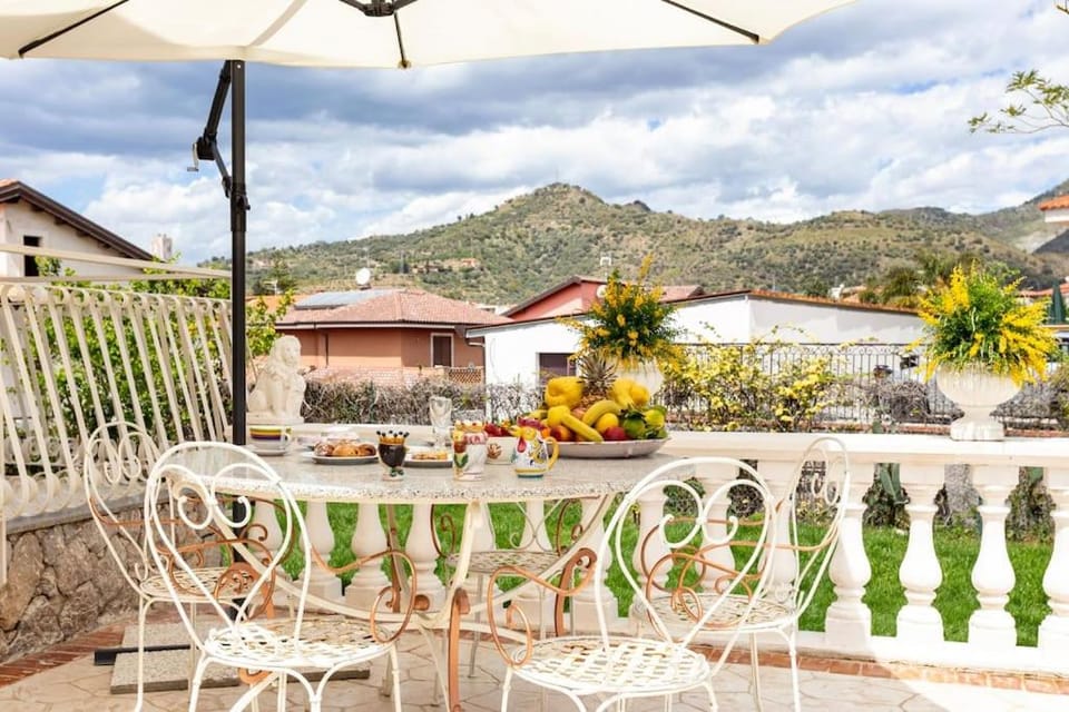 Property building, Patio, Nearby landmark, Spring, Day, Natural landscape, Garden, View (from property/room), Balcony/Terrace, Dining area, Garden view, Lake view, Mountain view