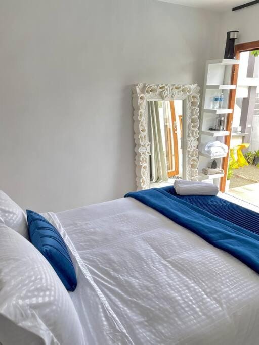 Moringa Resort - Studio B with Pool, open Air Shared Shower Bath Apartment in Curaçao