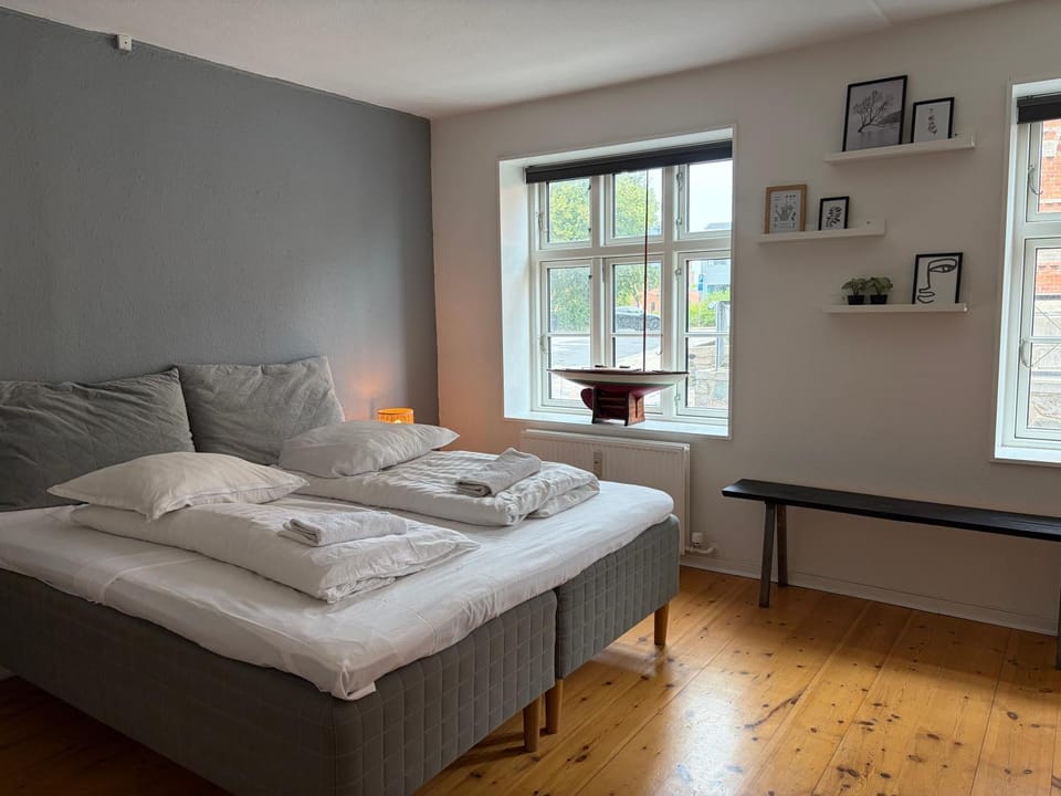 Bed, Photo of the whole room, Bedroom, towels