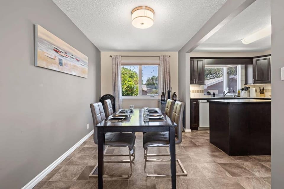 Bahama Breeze I Hot Tub I Pool I 5 Bedroom House in Drumheller