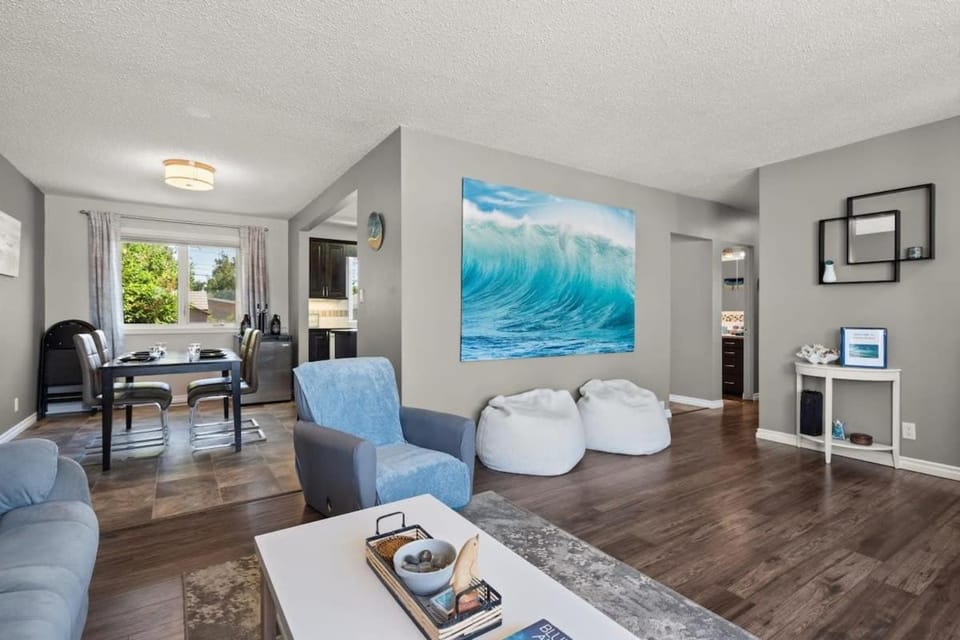 Bahama Breeze I Hot Tub I Pool I 5 Bedroom House in Drumheller