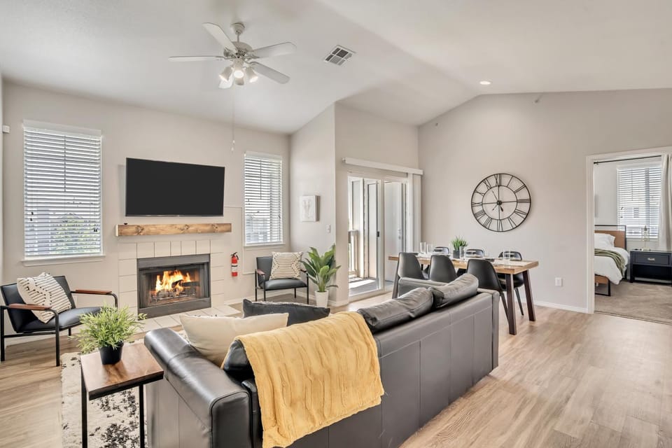 TV and multimedia, Living room, fireplace