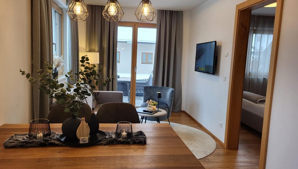 TV and multimedia, Living room, Seating area, Dining area