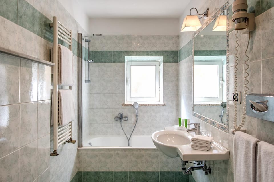 Shower, Toilet, Bathroom, Bath, towels