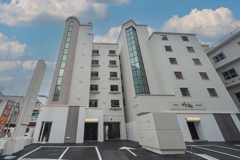 Anook Hotel Daejeon Yuseong 1st Hotel in South Korea