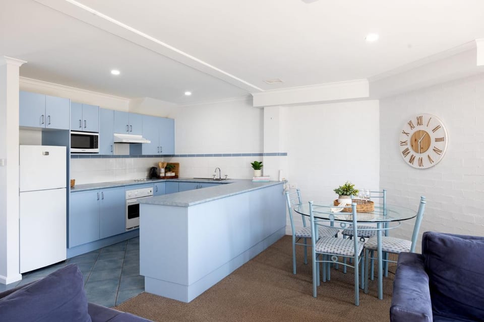 Kitchen or kitchenette, Seating area, Dining area, dishwasher, minibar, pet friendly, stove, toaster