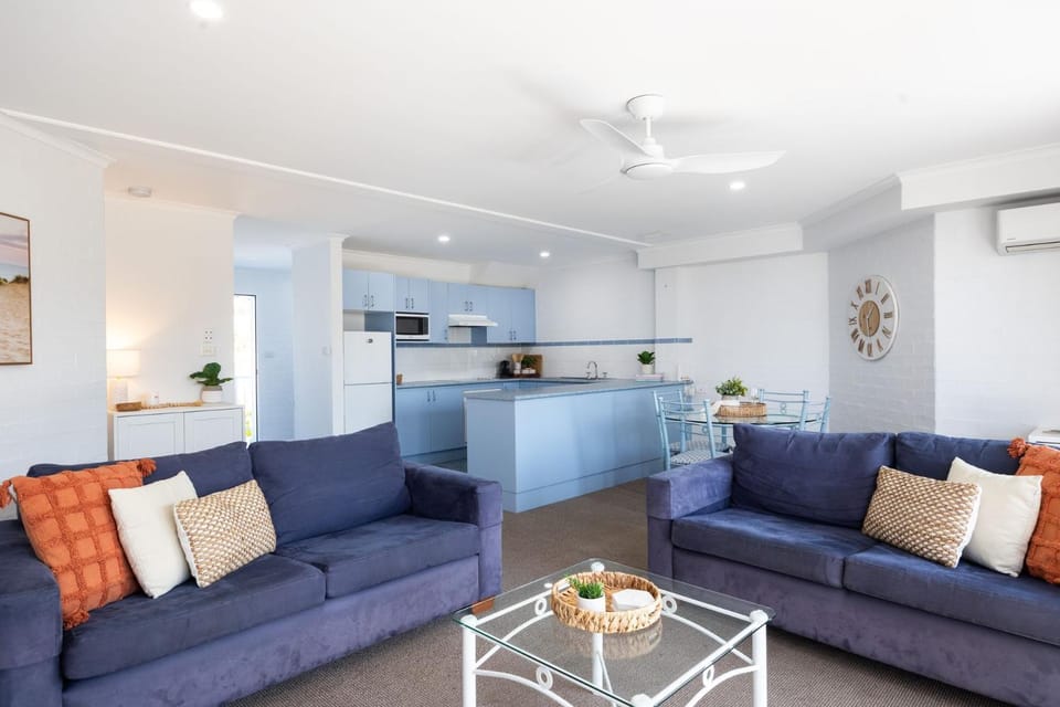 Kitchen or kitchenette, Living room, Seating area, Dining area, fireplace, air conditioner