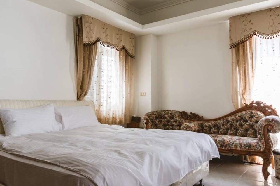 Bed, Photo of the whole room, Seating area, Bedroom