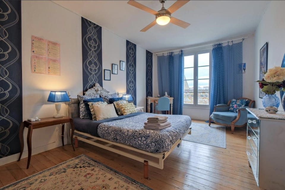 Bed, Night, Photo of the whole room, Bedroom, storage