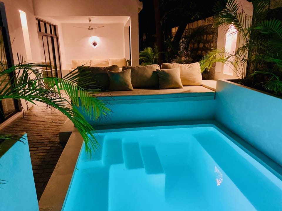 Night, Pool view