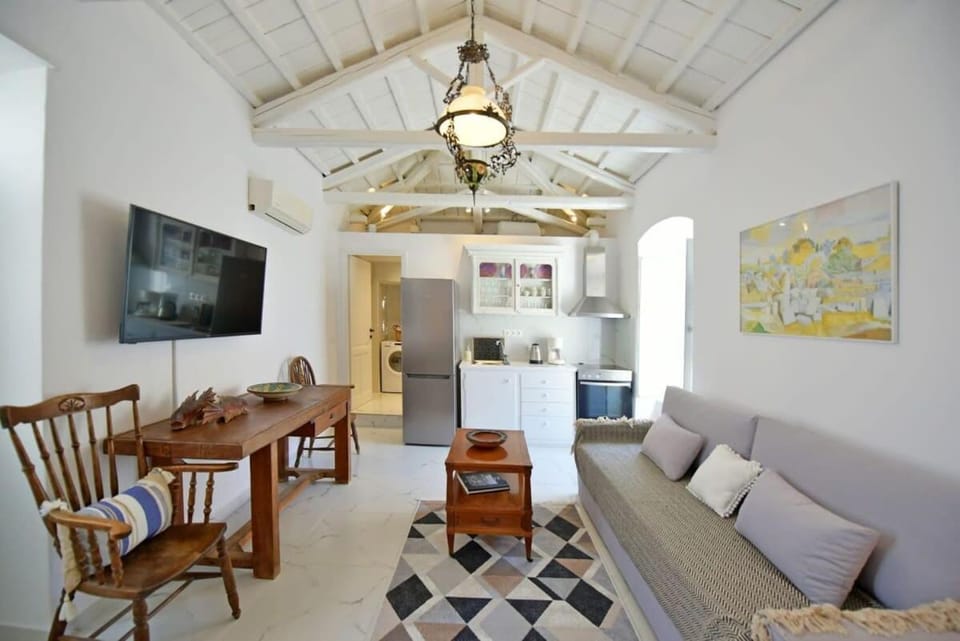 Kitchen or kitchenette, Living room, Seating area, Dining area, oven