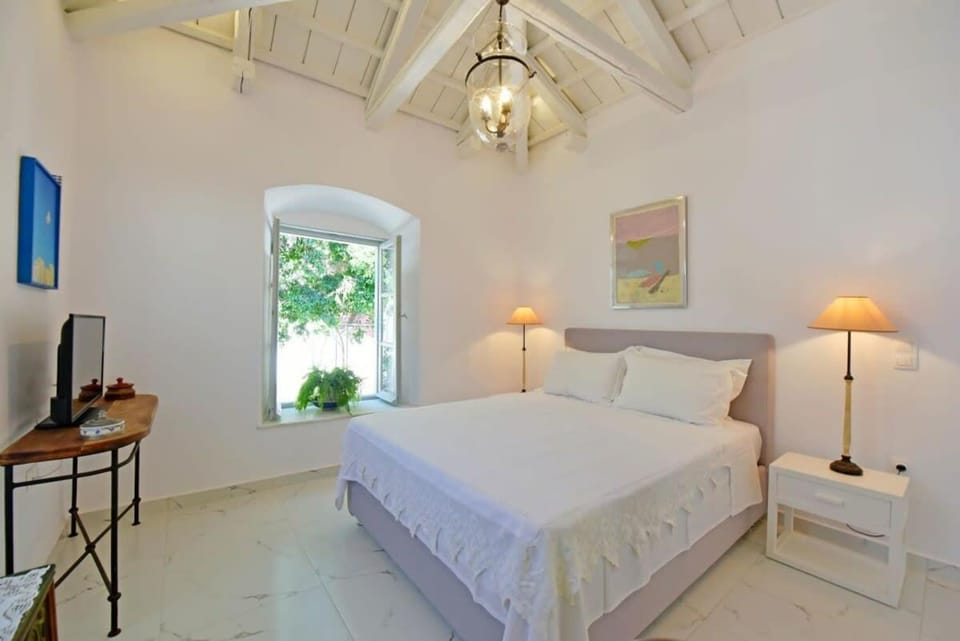 Bed, TV and multimedia, Bedroom