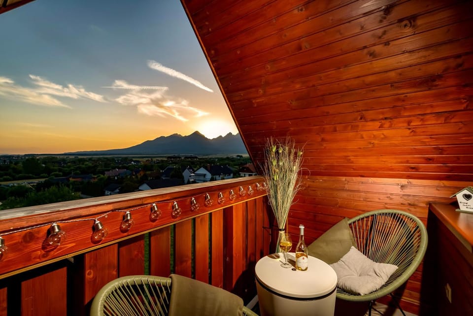 Natural landscape, Balcony/Terrace, Mountain view, Mountain view, Street view, Street view, Sunset