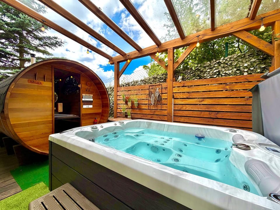 Hot Tub, Sauna