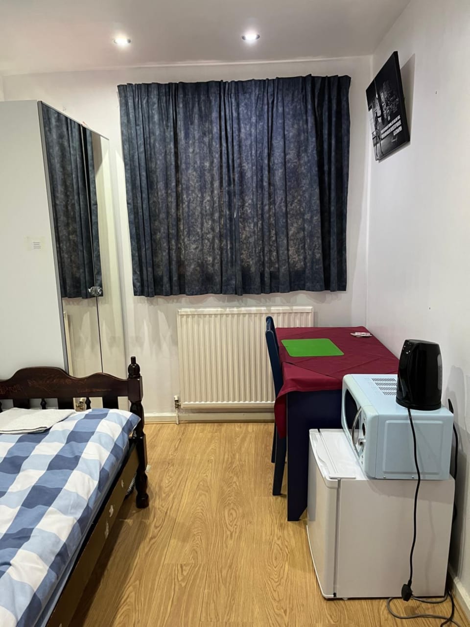 Comfortable single bedroom with free on site parking max car length 5 metres Vacation rental in Kingston upon Thames