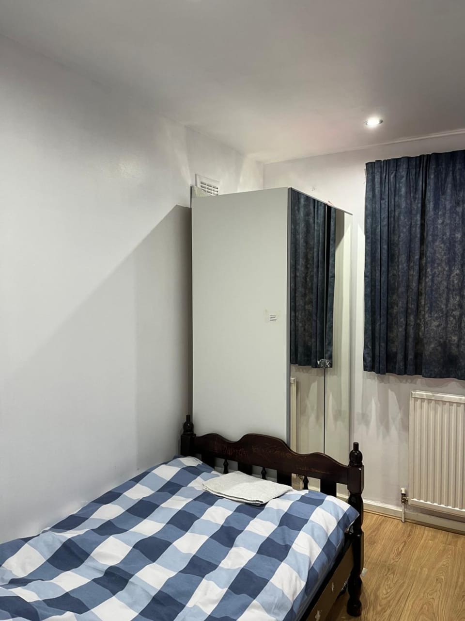Comfortable single bedroom with free on site parking max car length 5 metres Vacation rental in Kingston upon Thames