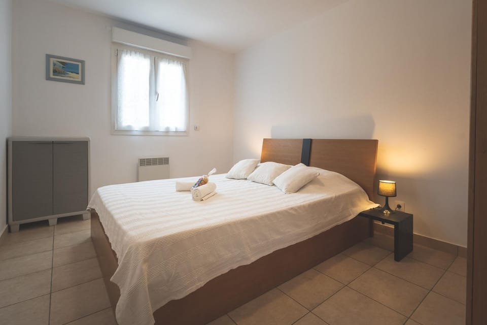 Bedroom, internet
