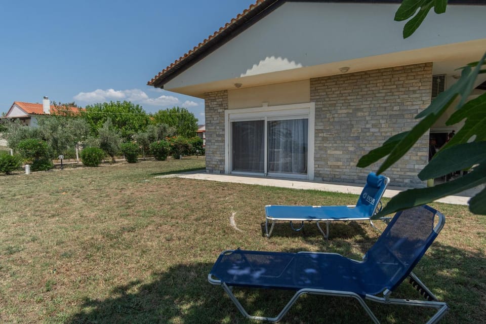Property building, Patio, Garden, Garden view, sunbed
