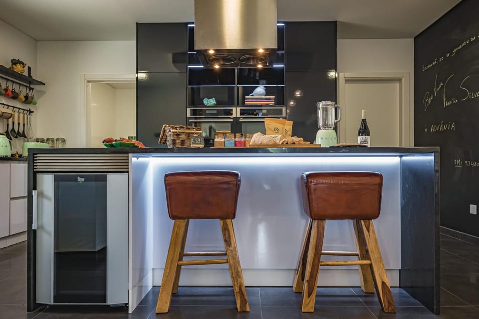 Kitchen or kitchenette, Lounge or bar, minibar, stove