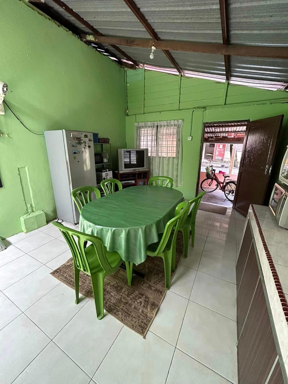 Kitchen or kitchenette, Seating area, Dining area