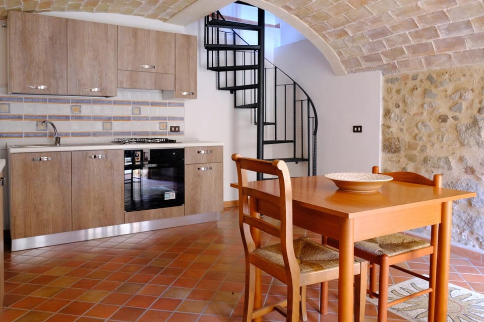 Kitchen or kitchenette, Dining area, stove