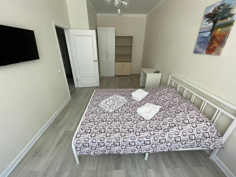 Bed, TV and multimedia, Bedroom