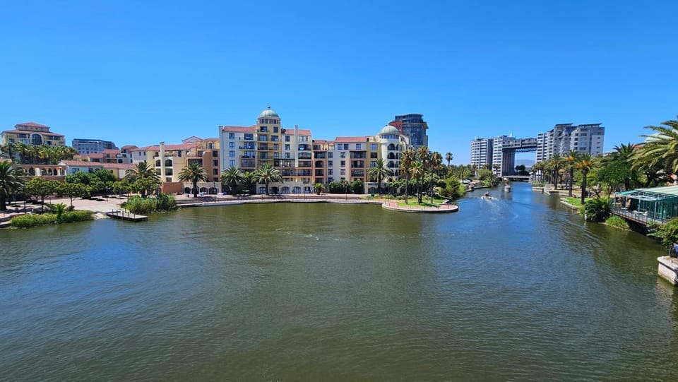 La Palmera - Island Club Canal Front Apartment in Cape Town