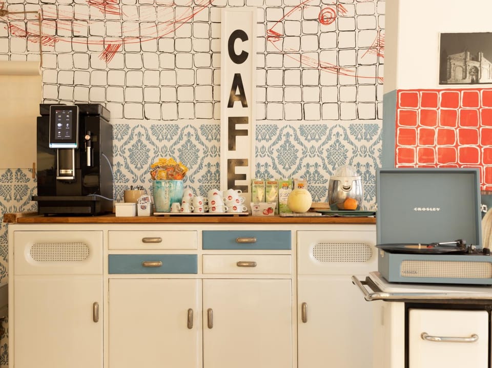 Coffee/tea facilities, Breakfast