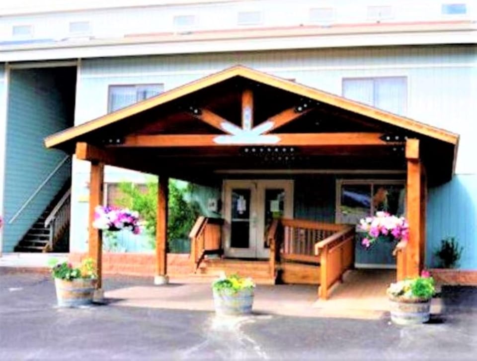 Property building, Facade/entrance, Lobby or reception