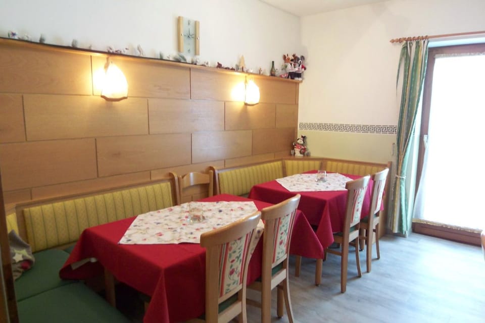 Seating area, Dining area
