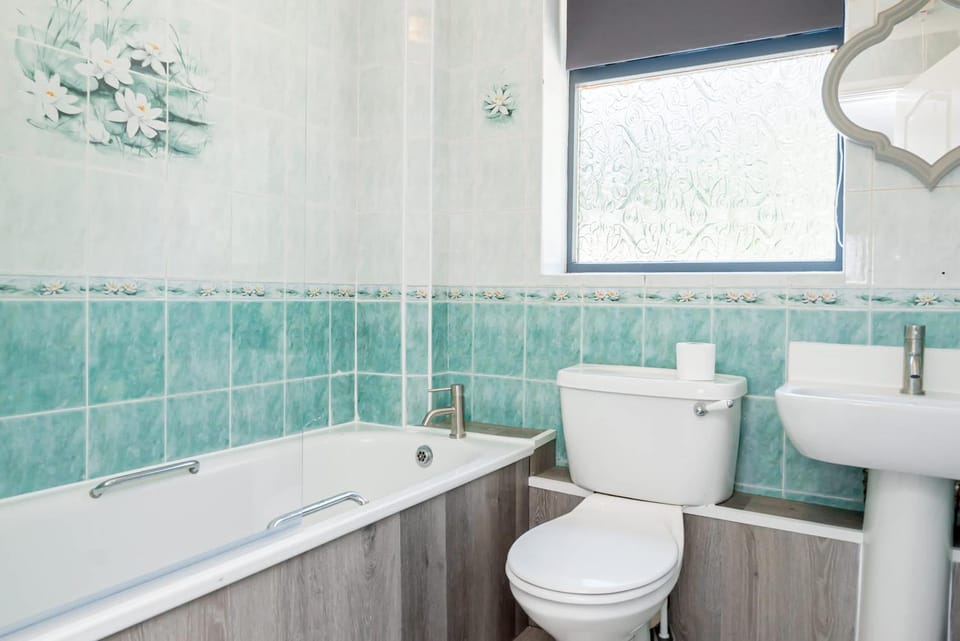 Modern and Spacious 4 Bedroom Home in Ipswich House in Ipswich