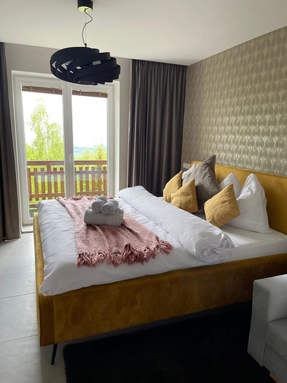 Bed, Bedroom, towels