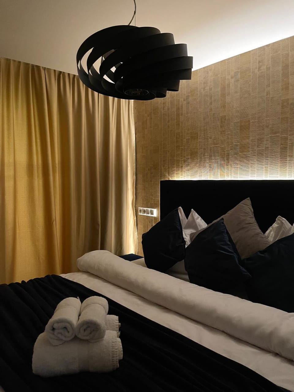 Bed, Bedroom, towels