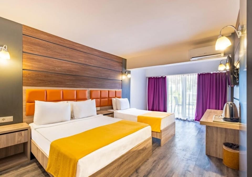 Bed, TV and multimedia, Photo of the whole room, Bedroom